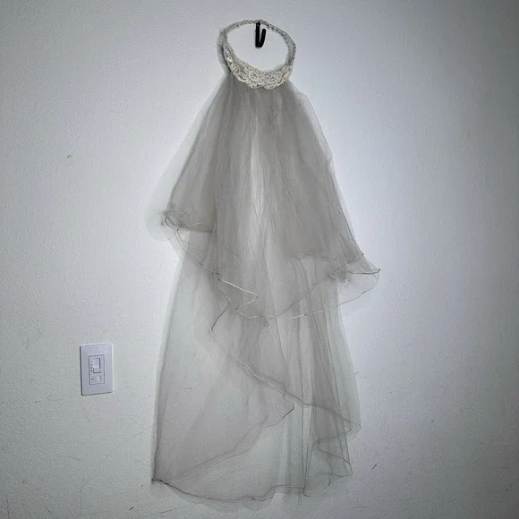 Vintage Handmade Bridal Veil Adorned With Lace And Pearls approx 40 in - Picture 1 of 8